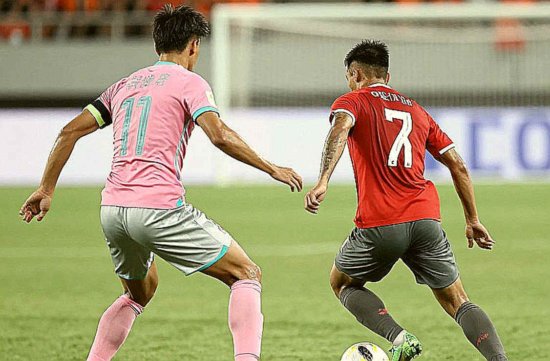 শার্টের নম্বর, মেসির ছায়া, এবং কোচের হাসি: কোমোর ছোট গল্পে ফুটবলের বড় প্রশ্ন
